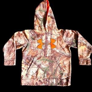 Boys Camo Under Armour sweatshirt - size youth medium - used like new